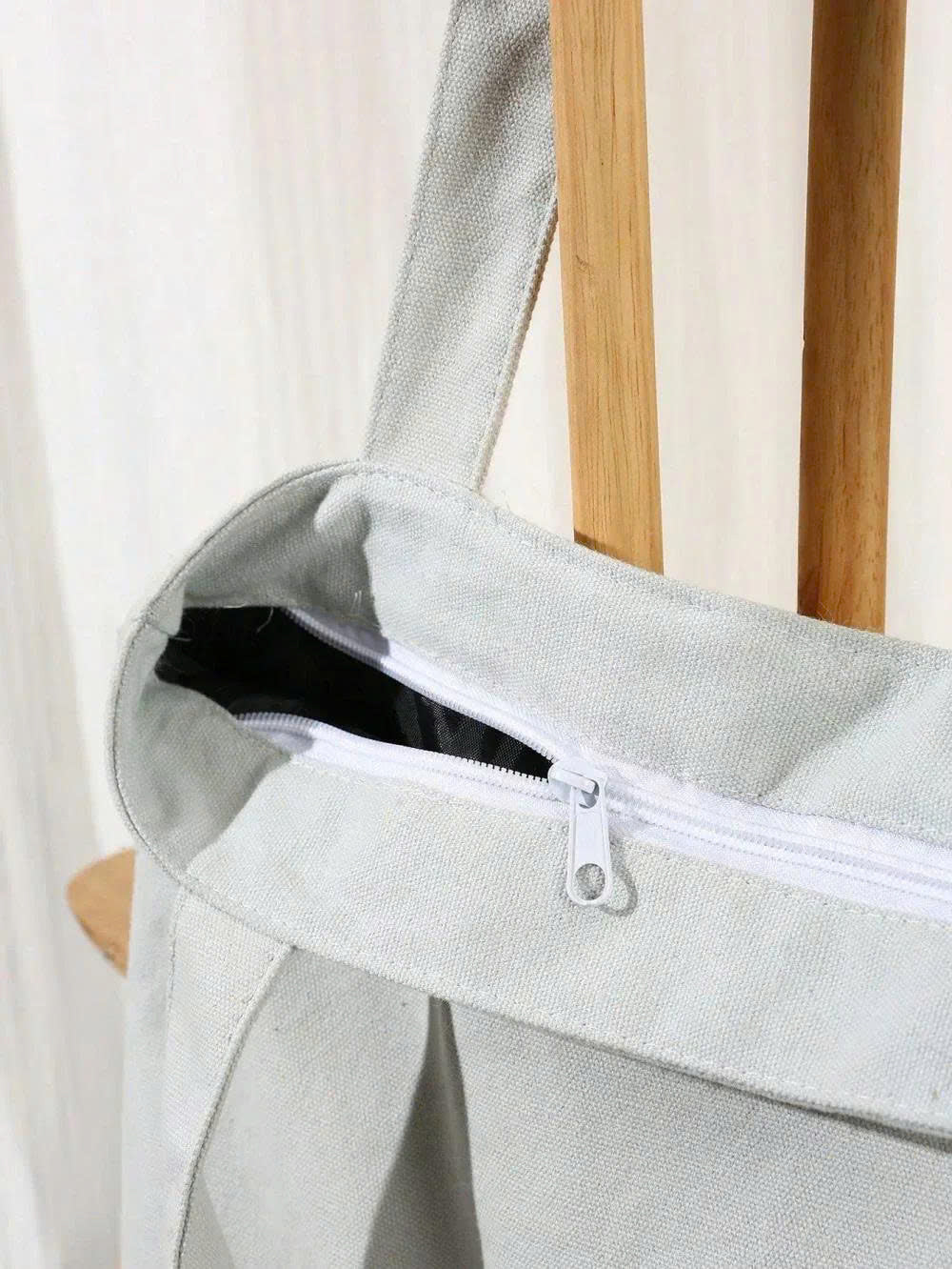 Zipper detail of lion cat shoulder carrier